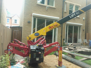 Spydercrane at work in a back yard